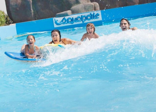 Piscina de olas con papa y mama